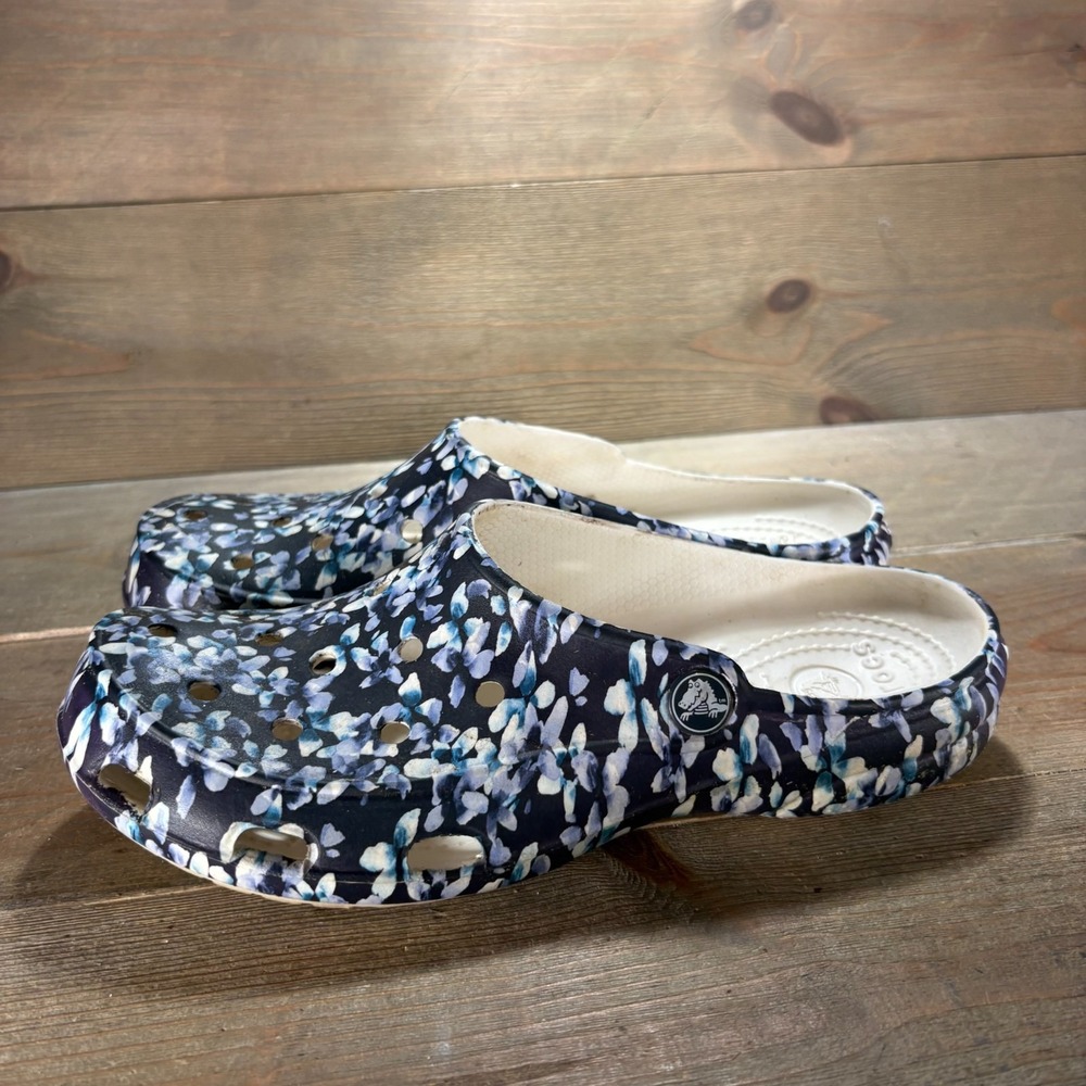 Crocs freesail Womens size 7 shoes Blue Floral print Slip On clogs sandals